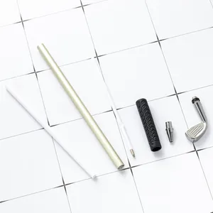 Vista detallada desmontada de un bolígrafo creativo de metal con forma de palo de golf