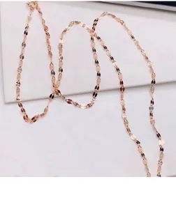 Vue détaillée d'un collier chaîne à lèvres en or rose avec des maillons scintillants.