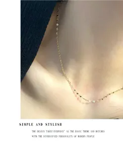 Gros plan d'un collier en argent sterling S925 scintillant sur le cou d'un modèle.