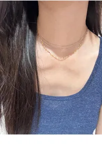 Gros plan du collier minimaliste en argent s925 sterling brillant sur le cou du modèle