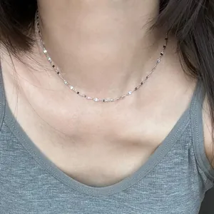 Collier minimaliste en argent sterling S925 avec chaîne à lèvres porté par un mannequin