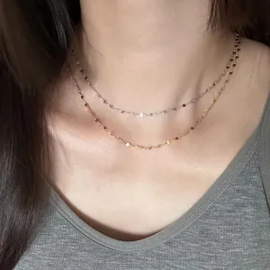 Collier minimaliste en argent sterling S925 à maillons lèvres sur le cou d'un mannequin
