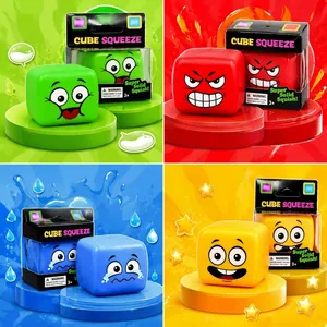 Lot de quatre jouets à presser en forme de cube d'émotion avec des visages variés