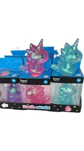Gros plan de jouets squishy licorne pailletés en plusieurs couleurs et emballages