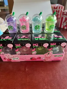 Gros plan de tasses de jouets squishy colorés dans une boîte de boisson à la fraise
