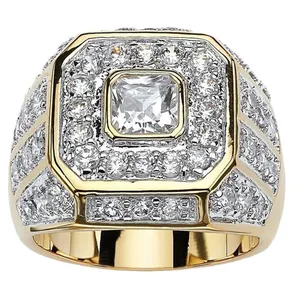 Détail rapproché d'une bague hip hop carrée dorée pour homme avec zircones