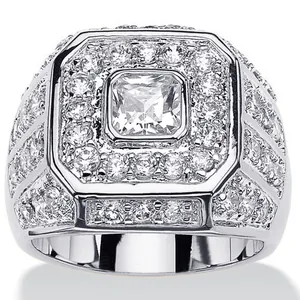 Vue détaillée d'une bague hip-hop pour homme avec une grande pierre centrale carrée
