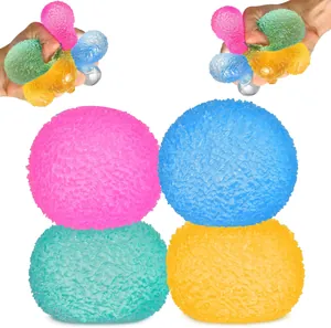Κοντινό πλάνο με πολύχρωμες μπάλες squishy που δείχνουν την υφή και τα έντονα χρώματα