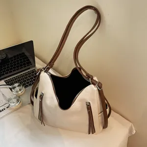 Grand sac cabas crème avec lanières marron dans un décor de bureau moderne élégant