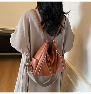 Sac à dos tendance en cuir marron sur un mannequin portant une tenue d'automne beige