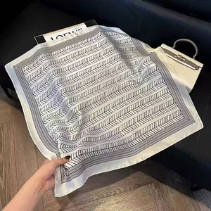 Κοντινό πλάνο τετράγωνου μαντηλιού 70cm με κομψό μαύρο γεωμετρικό σχέδιο ψαροκόκαλο