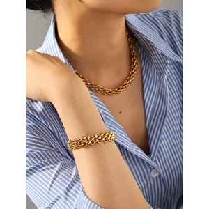 Model trägt grobe 18k vergoldete Edelstahlkette und Armband-Set im Ketten-Design