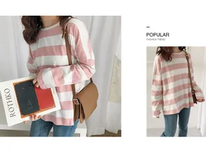 Detailopname van roze en wit gestreept ruimvallend T-shirt met lange mouwen en tas