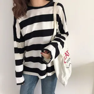 Detailweergave van een casual los zwart-wit gestreept dames t-shirt met lange mouwen