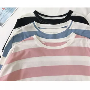 Detailweergave van gestreepte T-shirts met lange mouwen in roze, blauw en zwart.