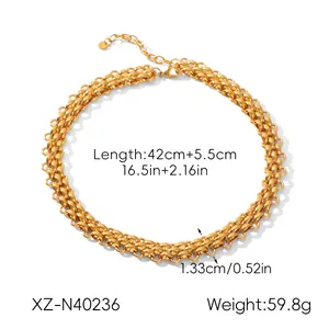 Nahaufnahme mit Länge 42cm und Breite 1,33cm dieser klobigen goldenen Stahlgliederkette
