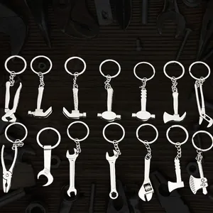Set de llaveros de metal en miniatura con llaves, martillos y hachas en acabado plateado