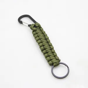 Porte-clés artisanal tressé en paracorde vert militaire avec un mousqueton noir