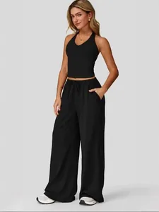 Vue d'ensemble de l'ensemble de sport noir 2 pièces avec haut licou et pantalon large