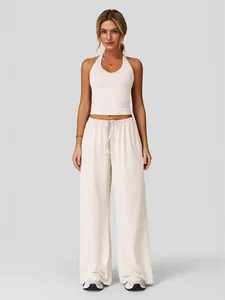 Vue complète d'un ensemble de sport confortable avec pantalon large