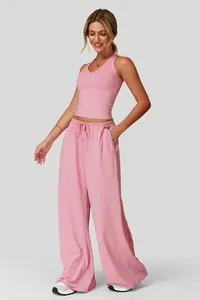 Vue complète d'un ensemble de détente rose deux pièces avec débardeur et pantalon