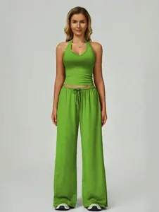 Vue d'ensemble de l'ensemble deux pièces vert citron avec haut licou et pantalon large