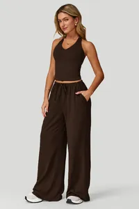 Détail de l'ensemble de détente marron avec pantalon large et haut dos nu élégant.