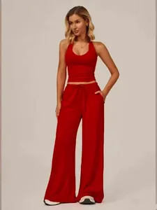 Vue d'ensemble de l'ensemble de détente rouge deux pièces avec débardeur et pantalon.
