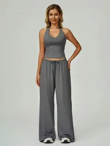 Vue d'ensemble d'un ensemble gris avec haut dos nu et pantalon large porté par un mannequin.