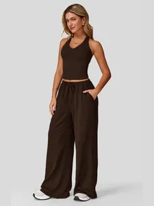 Ensemble deux pièces pour femme avec haut dos nu et pantalon large en marron
