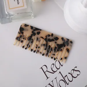 Detail view of premium acetate hair comb featuring stylish tortoiseshell leopard pattern