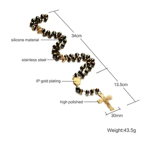 Dettagli tecnici della collana a croce in acciaio oro 8mm e perle in silicone nero.