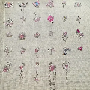 Vista dettagliata di vari graziosi orecchini a lobo con cristalli rosa su un espositore