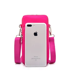 Magenta Mini Nylon Umhängetasche für Handy mit drei Schichten zum Größenvergleich