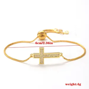 Dettaglio del bracciale a croce in oro 18k con zirconi che mostra dimensioni 6cm e peso 4g