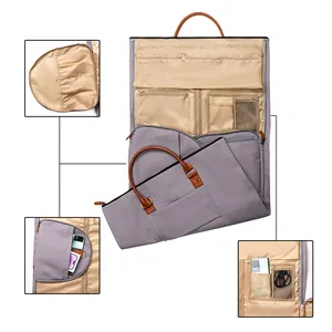 Detailansicht der praktischen Innentaschen einer umwandelbaren Reisekleidertasche.