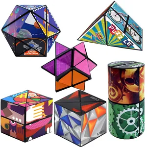 Gevarieerde collectie van 3D oneindige sterrenkubussen en geometrische vouwpuzzels.