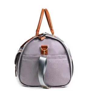 Detailansicht der konvertierbaren 2-in-1 Kleidertasche mit grauem Schultergurt