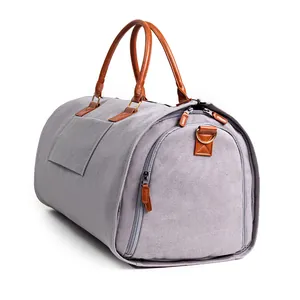 Nahaufnahme der grauen Segeltuch-Reisetasche mit Ledergriffen