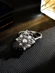 Elegant silver flower ring with rotatable square design, imitation pearls and crystals.