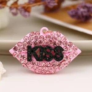 Pendaglio a forma di labbra con strass rosa e scritta KISS per borse e chiavi