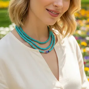 Primo piano di una modella che indossa una collana di perline turchesi a tre fili in giardino.