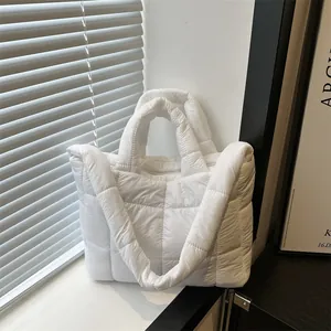 Detalle del bolso de nube acolchado blanco con textura suave en el alféizar de una ventana