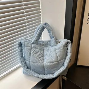 Primer plano de un bolso acolchado azul claro con una textura muy suave de nube