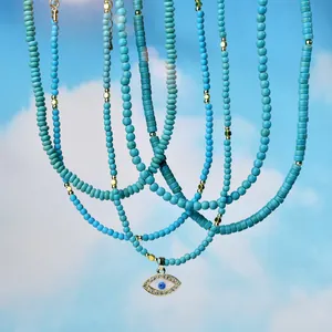 Dettaglio della collana di perline turchesi con pendente a forma di occhio greco
