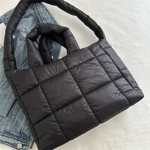 Detalle de un bolso acolchado negro con una textura suave y ligera de tipo nube