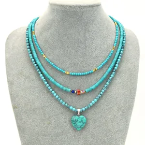 Dettaglio della collana boho a tre strati in turchese con ciondolo a cuore elegante