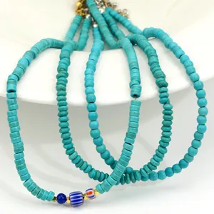 Dettaglio di una collana bohémien in turchese con accenti di perle di vetro colorate