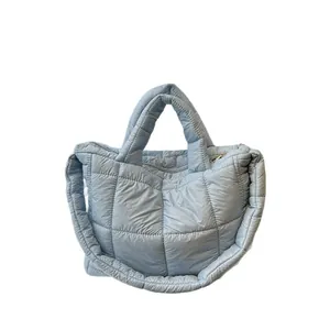 Elegante bolso tote acolchado azul claro estilo nube con gran capacidad y diseño ligero