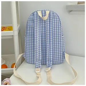 Achteraanzicht van een blauw-wit geruite rugzak met crèmekleurige verstelbare riemen